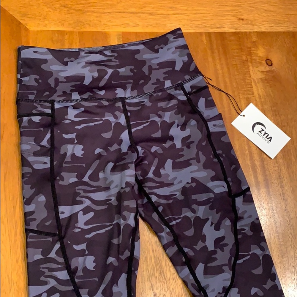 Black Camo Light n Tight Hi-Rise Capri